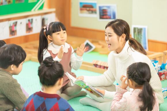 攝圖網_501115113_幼兒園孩子聽老師講課（企業(yè)商用）
