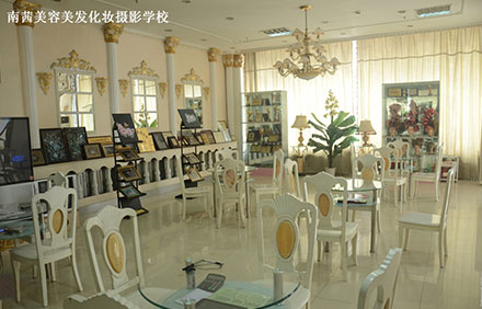 青島哪里可以學(xué)習(xí)美容美發(fā)專(zhuān)業(yè)？