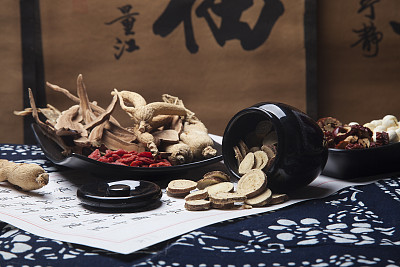哪些中藥能夠清熱去火？山東醫(yī)藥技師學(xué)院幫你“降降溫”
