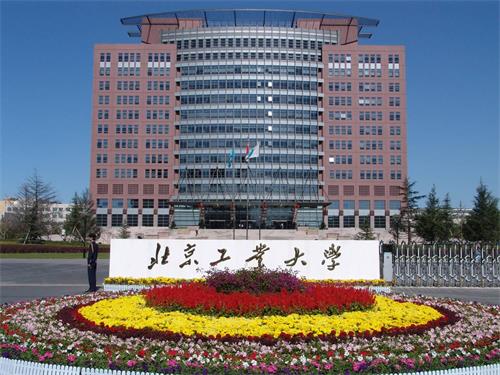 工業(yè)機(jī)器人學(xué)校選哪里？