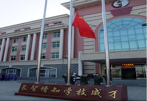 保定新興工業(yè)技工學(xué)校是全日制學(xué)校嗎？學(xué)校提供住宿嗎？