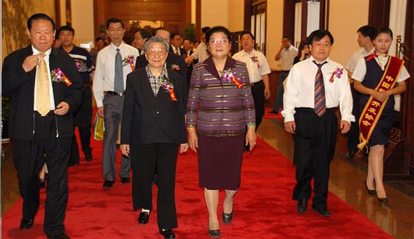 全國政協(xié)副主席錢正英（左一）、十五屆中央委員顧秀蓮（左三）、國務(wù)院扶貧主任，政協(xié)常委胡富國（左一）、北方汽車專修學(xué)校曹振峰董事長（右一）在人民大會堂共同出席北方學(xué)校七千萬扶貧工程