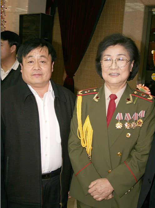 全國一級演員，政協(xié)委員馬玉濤（右一）與曹振峰同志合影